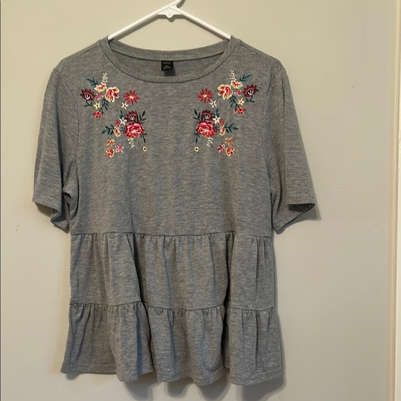Emery Rose Tops - Emery Rose Gray Tiered Short Sleeve Embellished Blouse. Size 0XL.